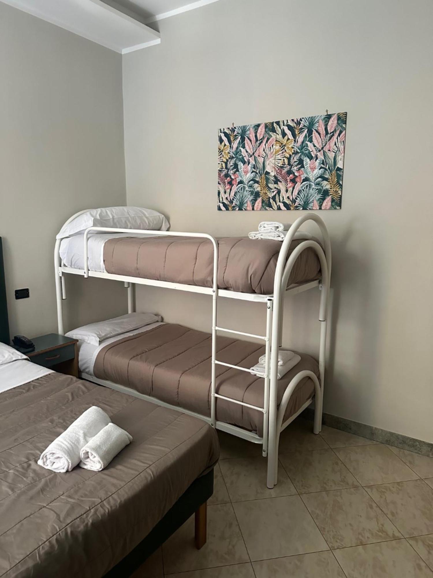 Smart Station Hotel Naples Luaran gambar